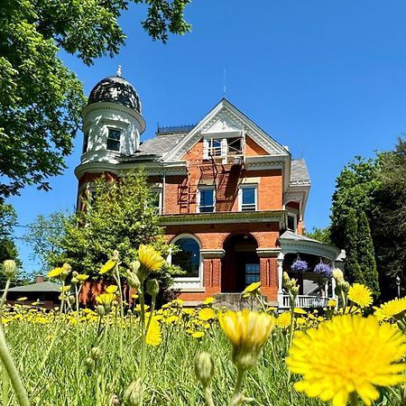 The Edwards Waterhouse Inn Fredonia Bagian luar foto