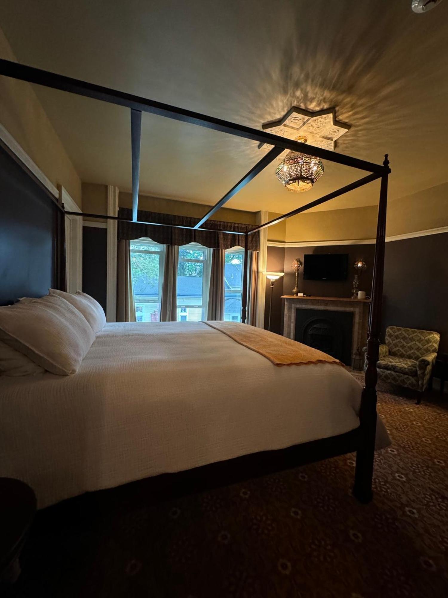 The Edwards Waterhouse Inn Fredonia Bagian luar foto